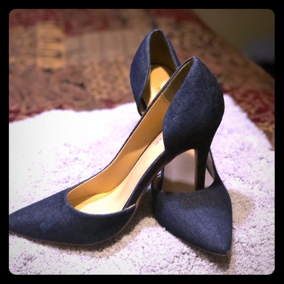 outfits to wear with denim heels